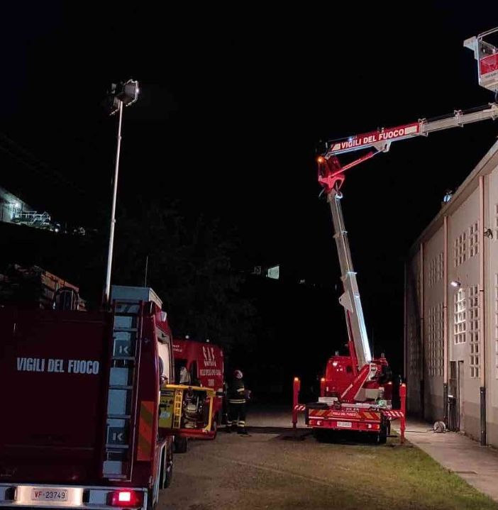 Vigili del fuoco in azione con una piattaforma