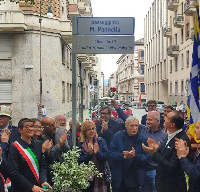 cerimonia pubblica con persone in spazio aperto