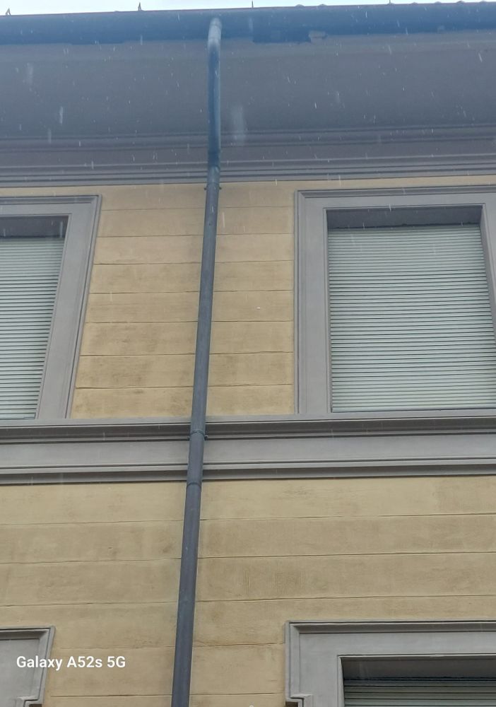 Caduto in strada un frammento di cornicione dell’Istituto Sella