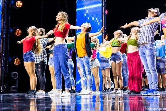 Italia’s Got Talent, i ragazzi della Gypsy Musical Academy di Torino in finale con il golden buzzer di Claudio Bisio