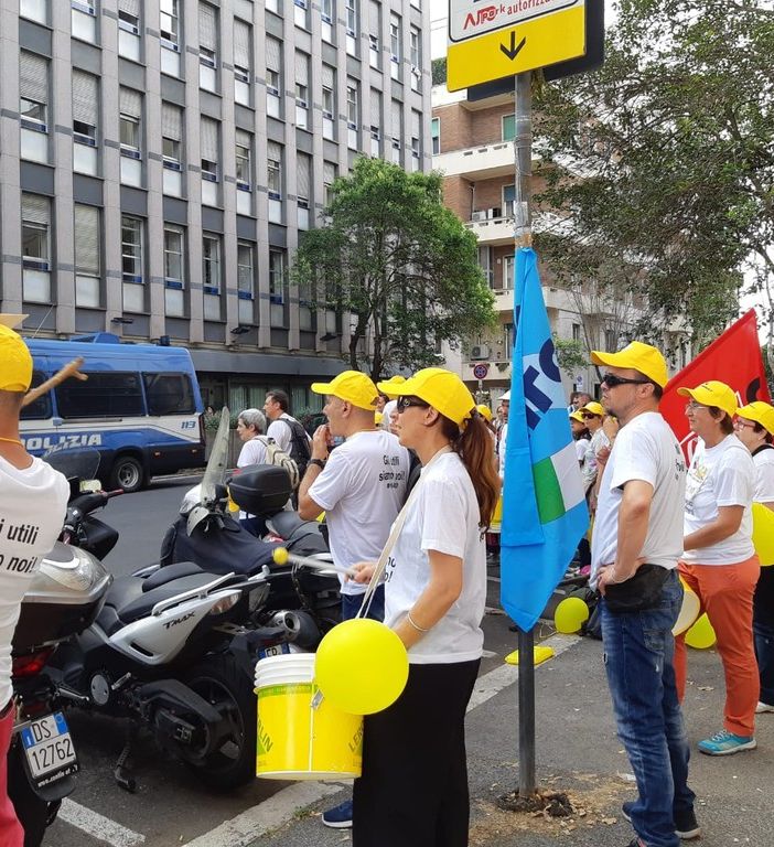 Esuberi e trasferimenti Italiaonline, a Roma e Torino presidi dei lavoratori per l'incontro al Ministero