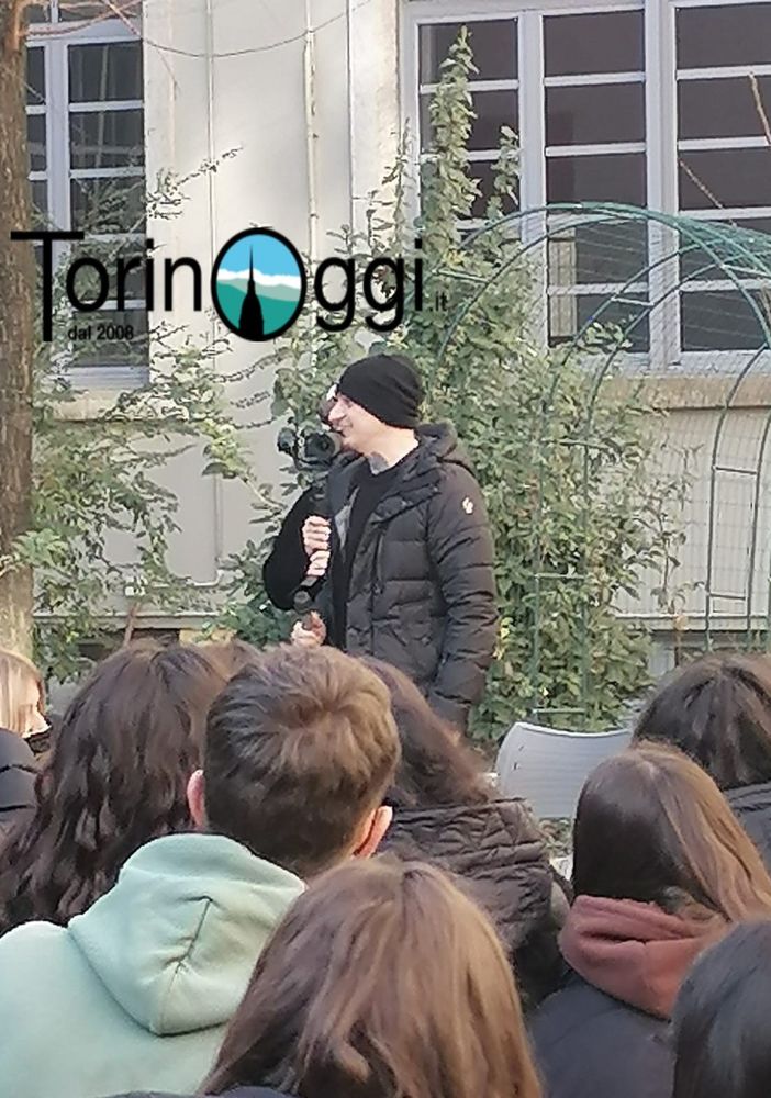J-Ax parla agli studenti