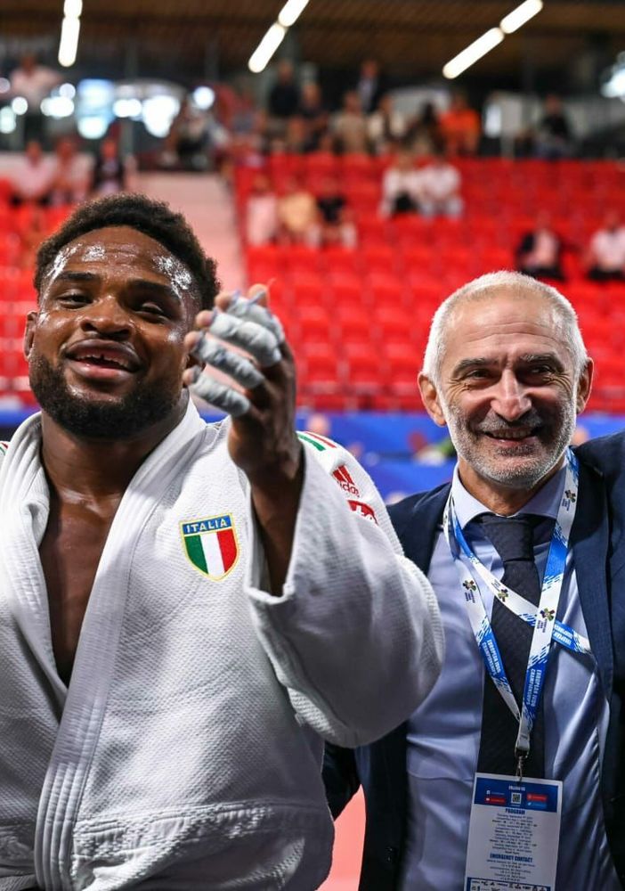 Judoka esulta con medaglia