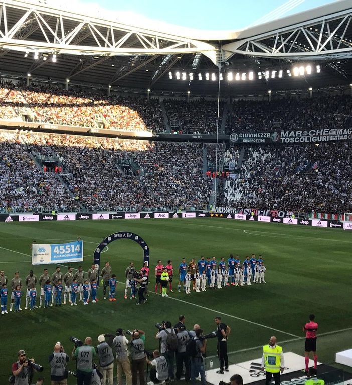 Sradica seggiolino e lo lancia contro il settore bianconero: arrestato allo Stadium tifoso del Napoli