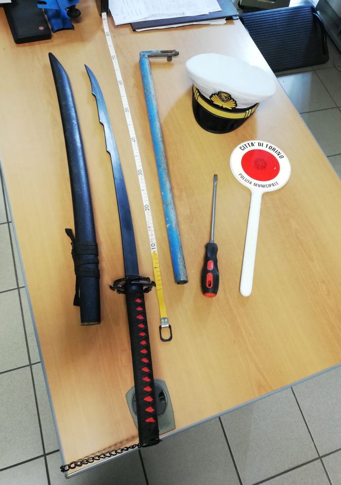 Viaggiava con una katana lunga un metro nel portabagagli: denunciato