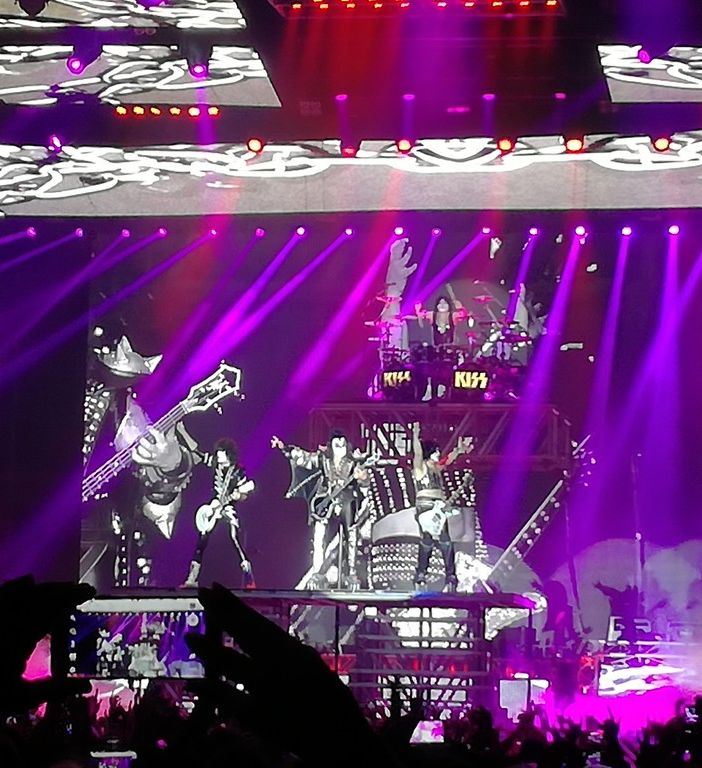 Delirio Kiss a Torino, il Pala Alpitour è una macchina del tempo