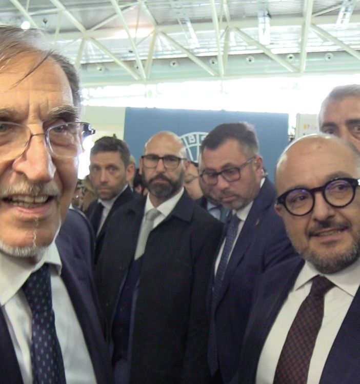 La Russa con un cappello delle Forze Armate in mano