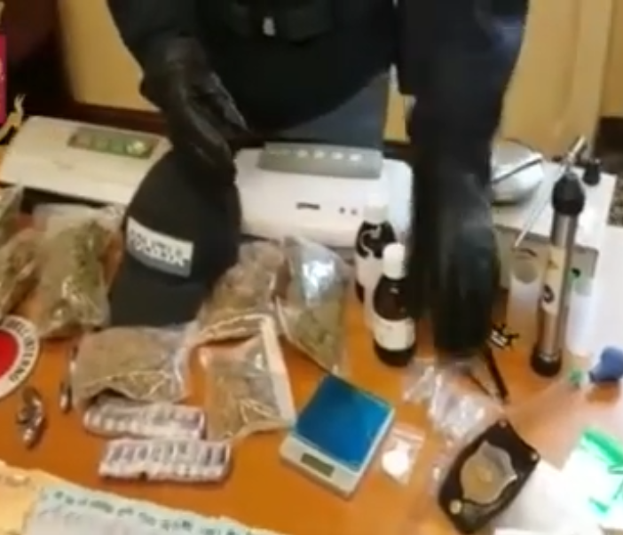 La marijuana veniva &quot;distillata&quot; per essere fumata nelle sigarette elettroniche: arrestato un 33enne [VIDEO]