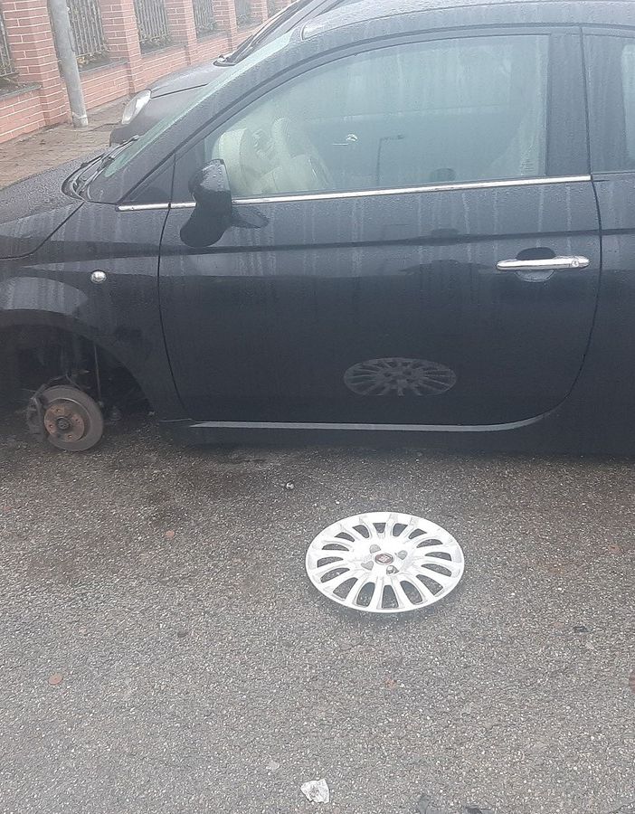 ladri di gomme a moncalieri
