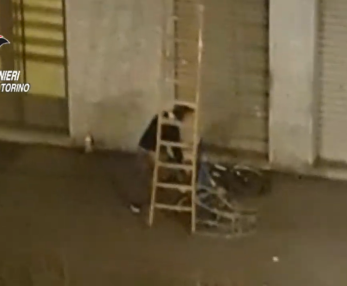 Scala e corda per rubare una bicicletta da 1000 euro: preso un ladro-acrobata