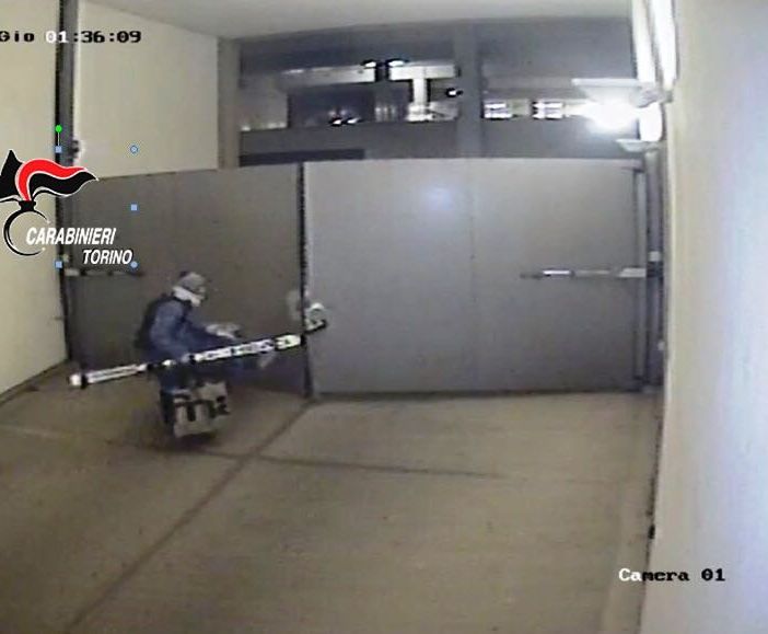 Torino, ladro seriale di cantine deruba anche il fratello, che lo smaschera