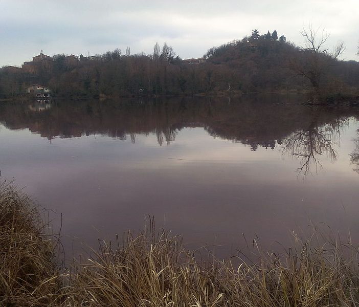 Ivrea, è diventato rosso il lago San Michele. Vietata la balneazione