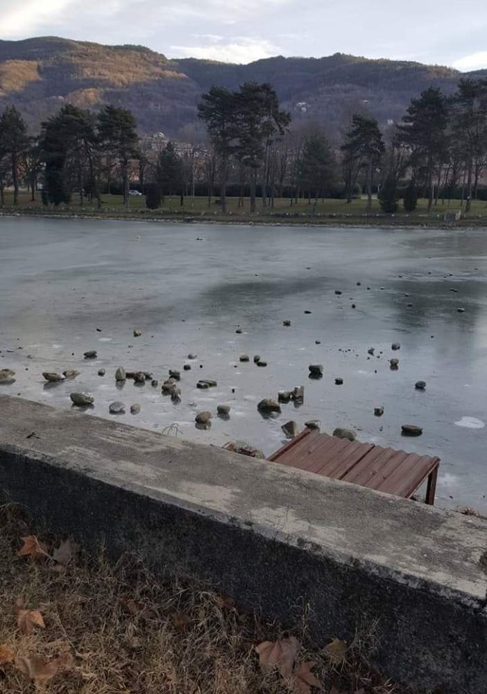 Villar Perosa, vandali smantellano un muretto a secco del lago. Il segretario della società di pesca sportiva: &quot;Non è il primo episodio&quot;