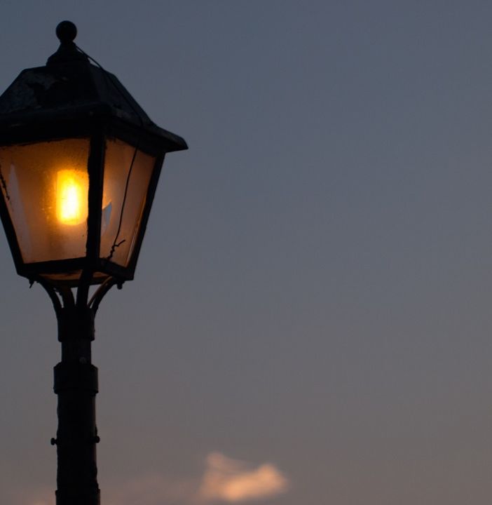 Lampione acceso, con luce fioca
