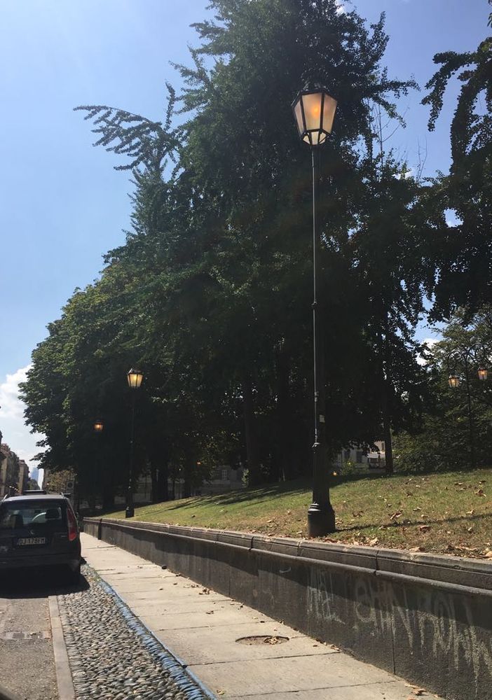 In centro Torino lampioni accesi in pieno giorno