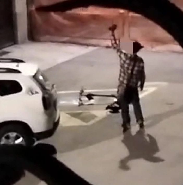 Attimi di paura in Barriera di Milano, spacciatore lancia mattoni e bottiglie