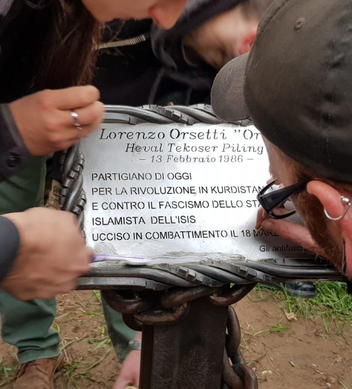 Gli amici di &quot;Orso&quot; ripuliscono la lapide imbrattata dai neofascisti