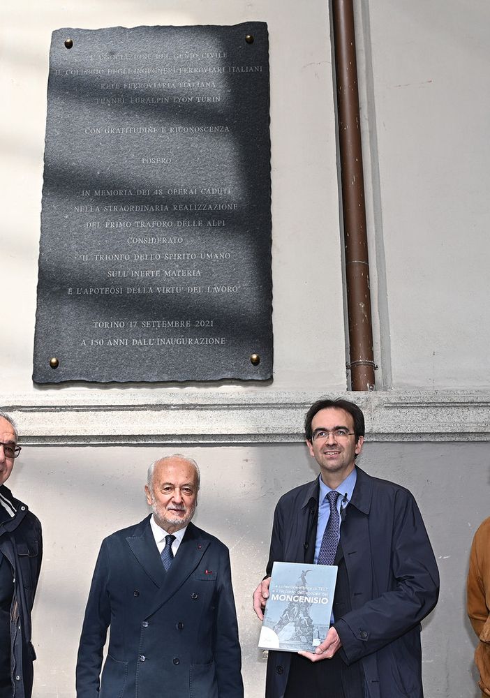 Morirono lavorando al traforo del Frejus: a Porta Nuova una lapide in memoria degli operai