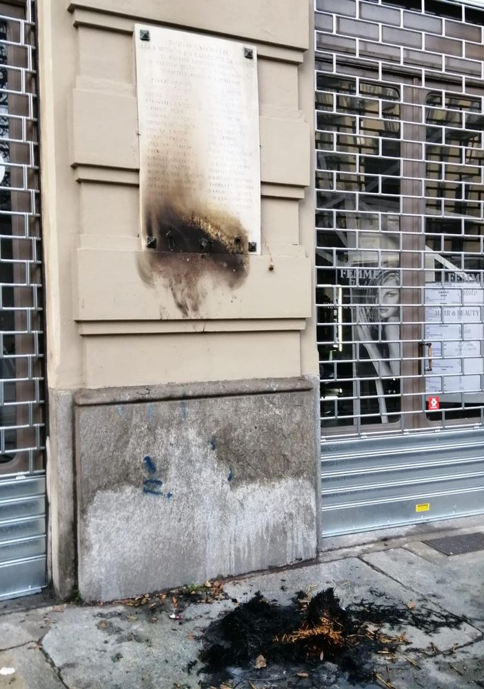 Ignoti hanno dato fuoco alla corona di alloro posata sul monume