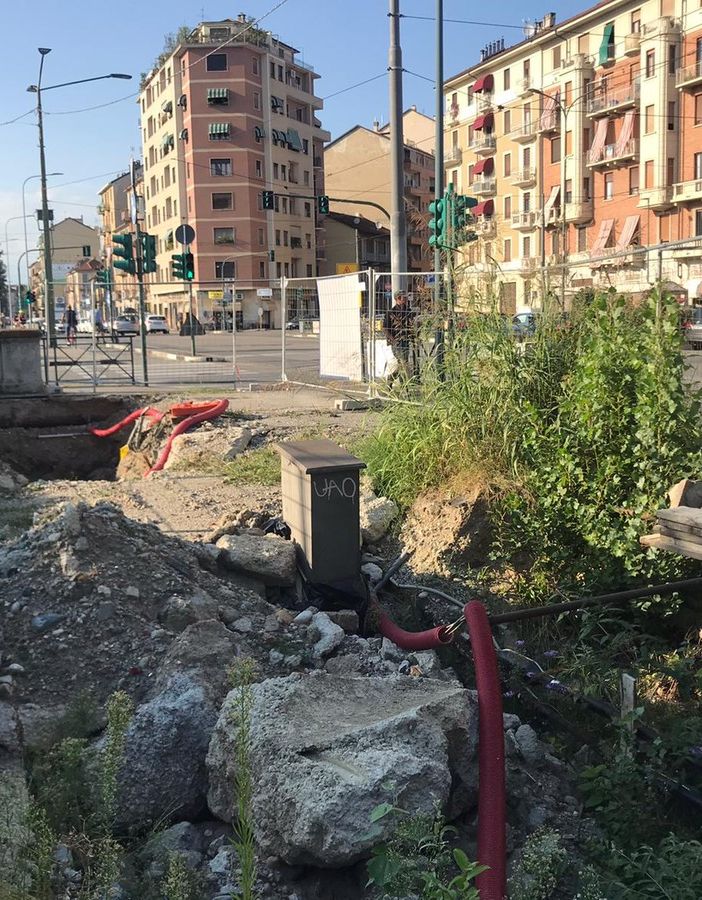 Largo Giachino, l'eterno cantiere tra transenne e buche esaspera i residenti