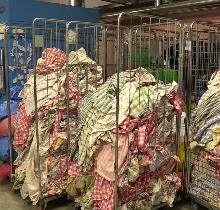 Dentro la lavanderia del carcere di Torino: “Lavorare qui? Rende migliori, mi sento in famiglia” [VIDEO]
