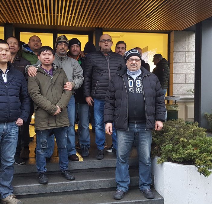 Foto: I lavoratori in presidio davanti alla sede di Confindustria Canavese