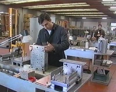 Coronavirus, il giorno dopo il via libera le fabbriche si ribellano: &quot;Non ci sono le misure di sicurezza per lavorare&quot;
