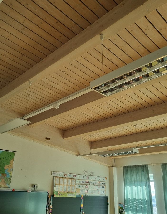 lavori illuminazione soffitto di una scuola