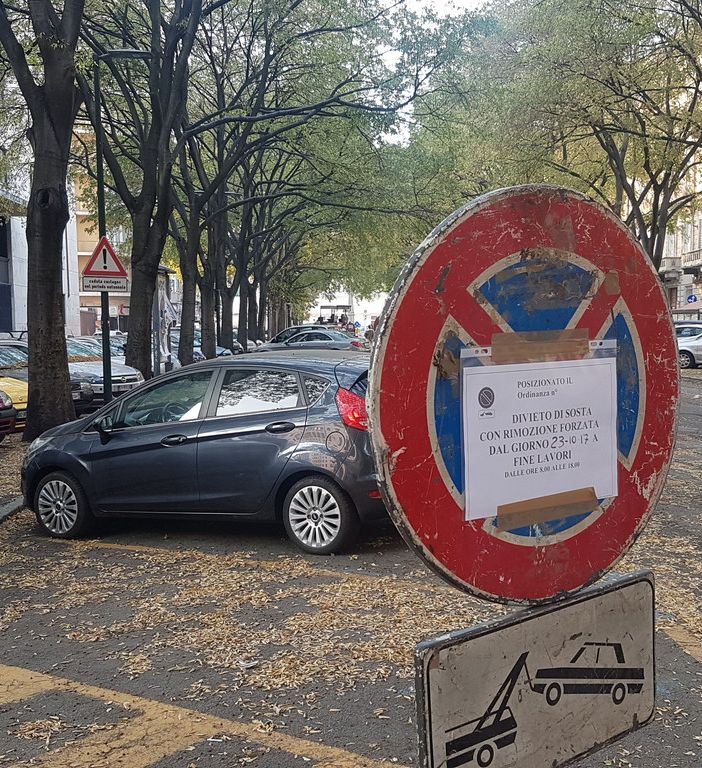 Iniziano i lavori in Corso Marconi, tra le macchine non rimosse e lo scetticismo dei commercianti
