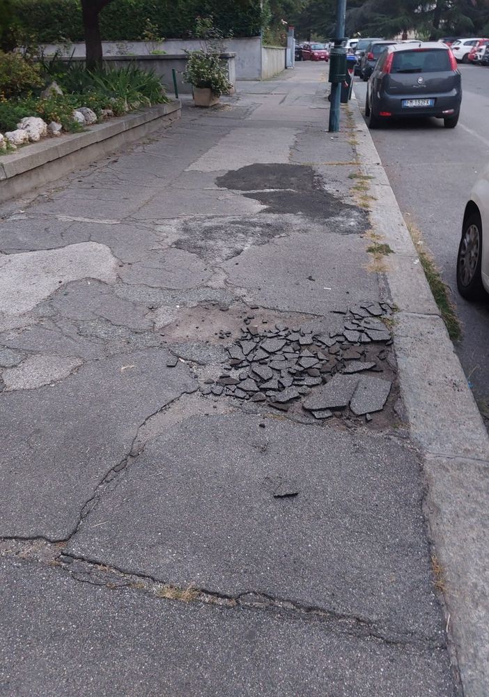 Asfalto danneggiato e con buche: al via il rifacimento dei marciapiedi di via Induno