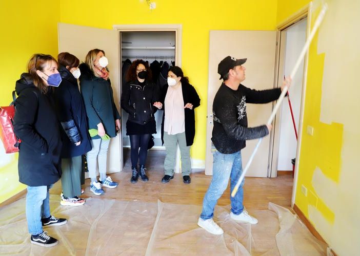 persone che ritinteggiano una casa