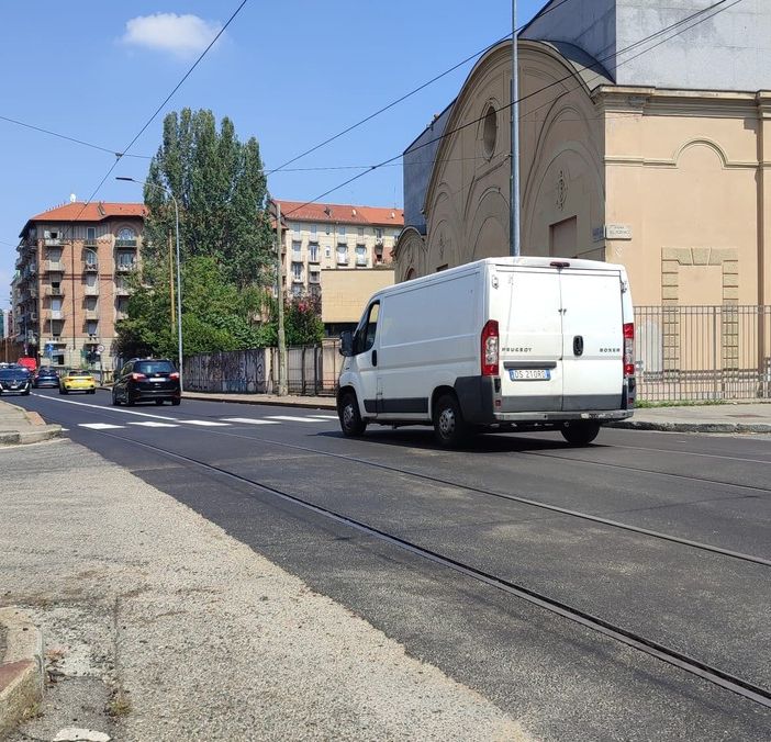 Finiti i lavori di rifacimento asfalto e sede tranviaria in via Cigna: ecco come appare ora