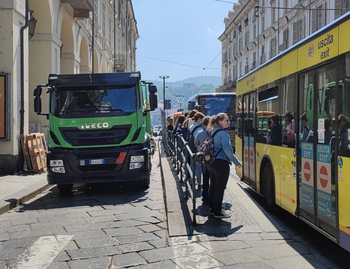 A marzo al via i lavori di rinnovo dei binari su via Po: bus deviati. Tornano le lose