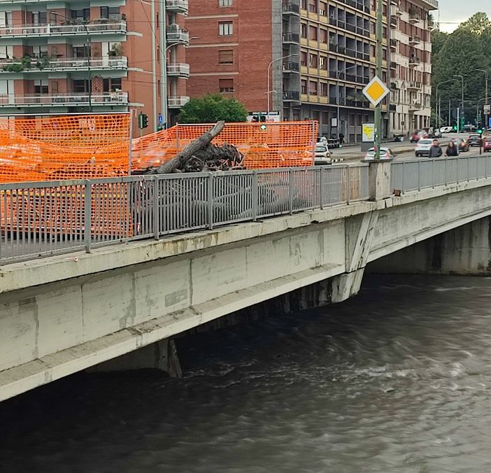 ponte sopra fiume