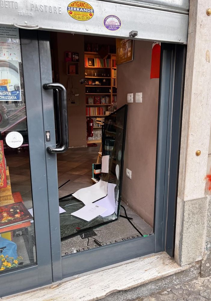 Devastata la libreria &quot;Il Ponte sulla Dora&quot;. La rabbia dei proprietari: &quot;Portata via la cassa e distrutta la porta&quot;