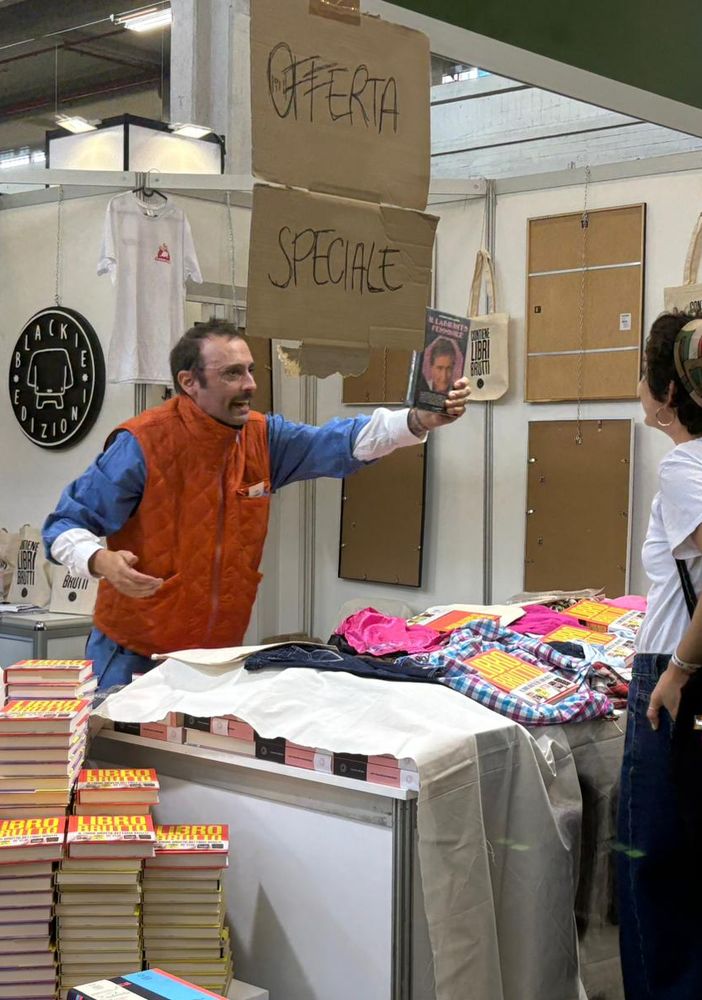 Auroro Borealo show da Blakie Edizioni: libri in vendita come al mercato