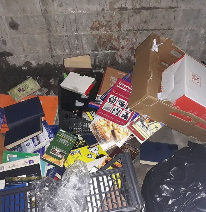 San Donato, la “Cabina dell'arte diffusa” riparte ma qualcuno ha buttato via i libri
