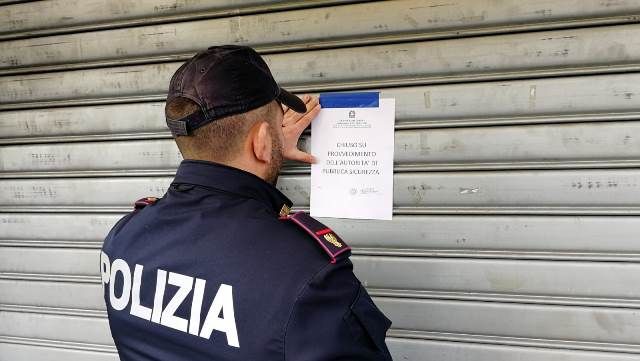 Crack, spaccio e pregiudicati in due locali di Barriera di Milano e Mirafiori: il questore sospende la licenza