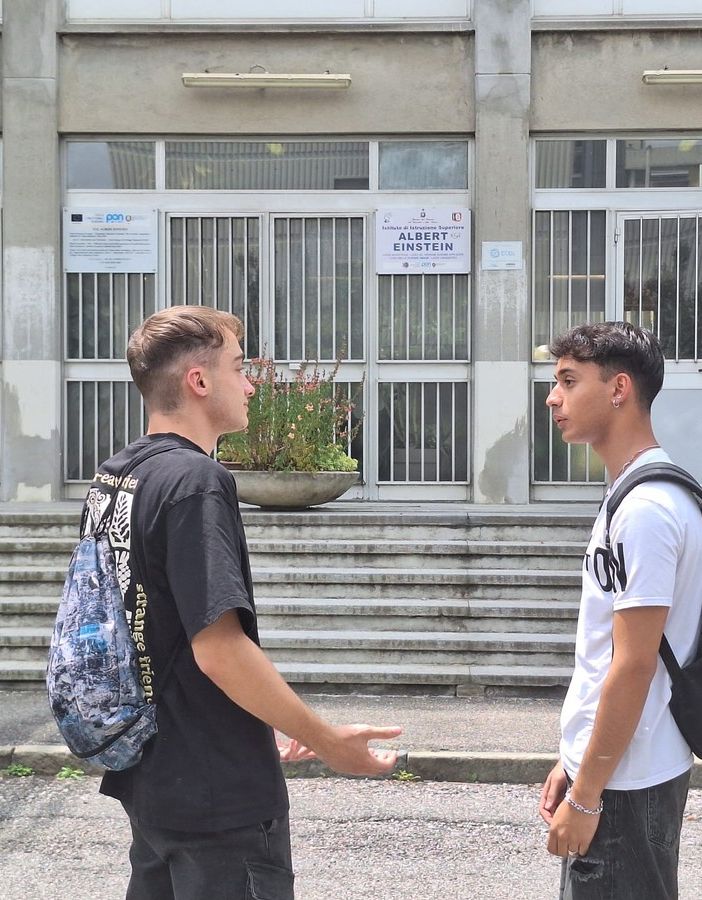 Al Liceo scientifico Einstein escono i primi maturandi: &quot;In molti abbiamo scelto la traccia sul mondo del digitale&quot;