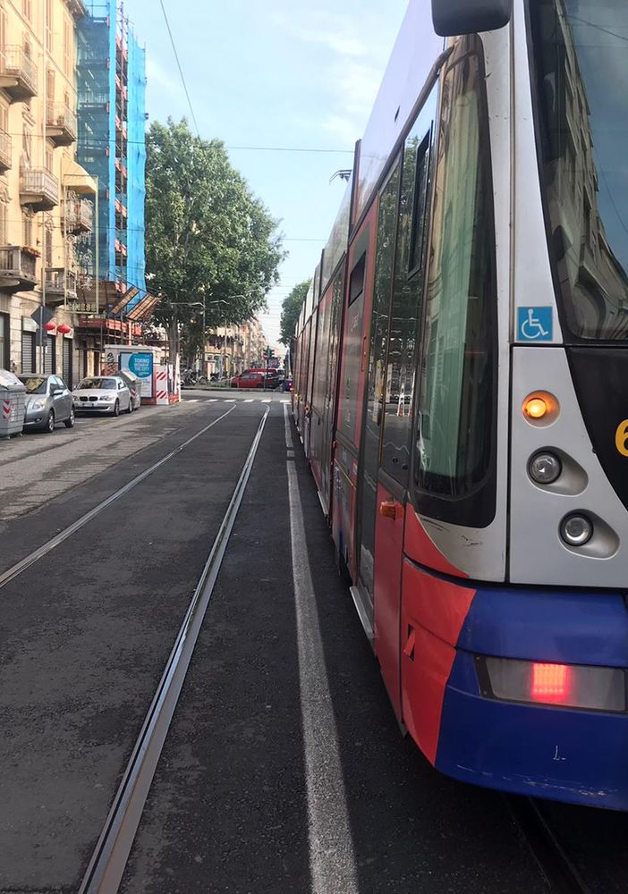 Sospetto ordigno alla fermata Dora: deviato il tram 4, intervento degli artificieri