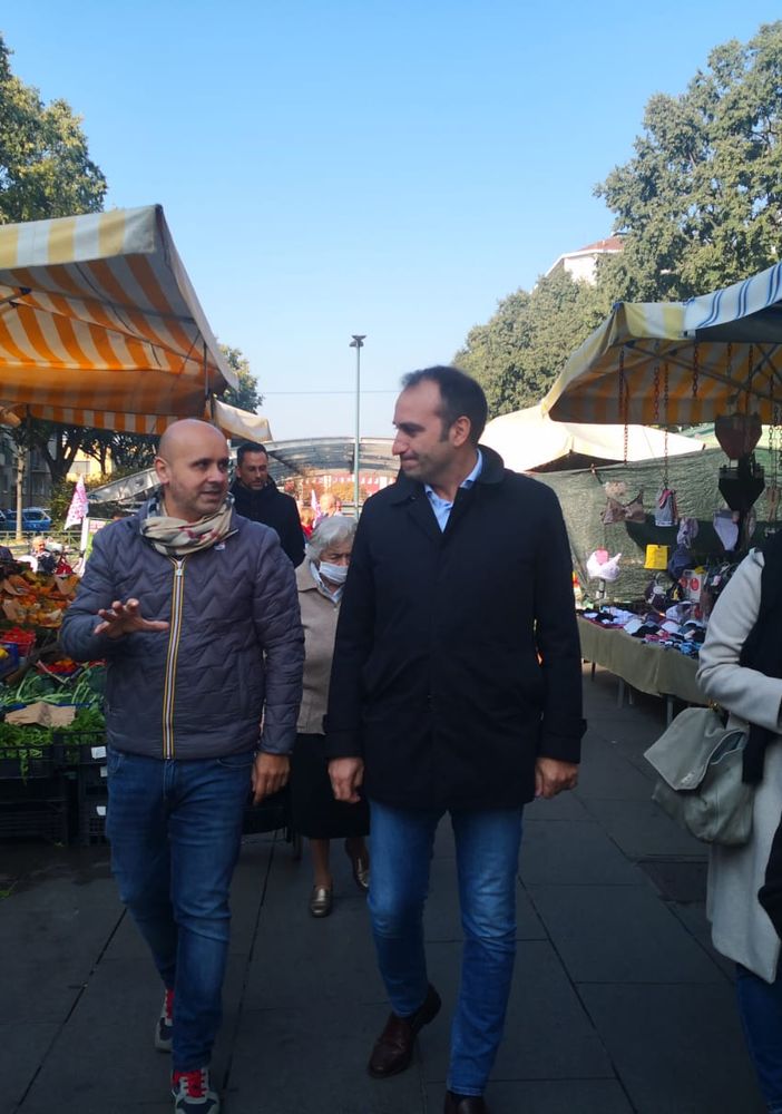 Lo Russo al mercato di corso Spezia: &quot;Riapriremo l'anagrafe&quot;
