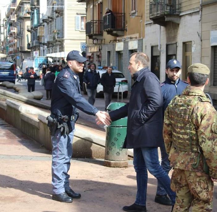 Lo Russo stringe la mano a un poliziotto