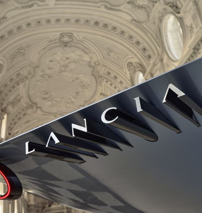 Lancia entra in una nuova era: cambiano logo e design per l'ingresso nella mobilità elettrica