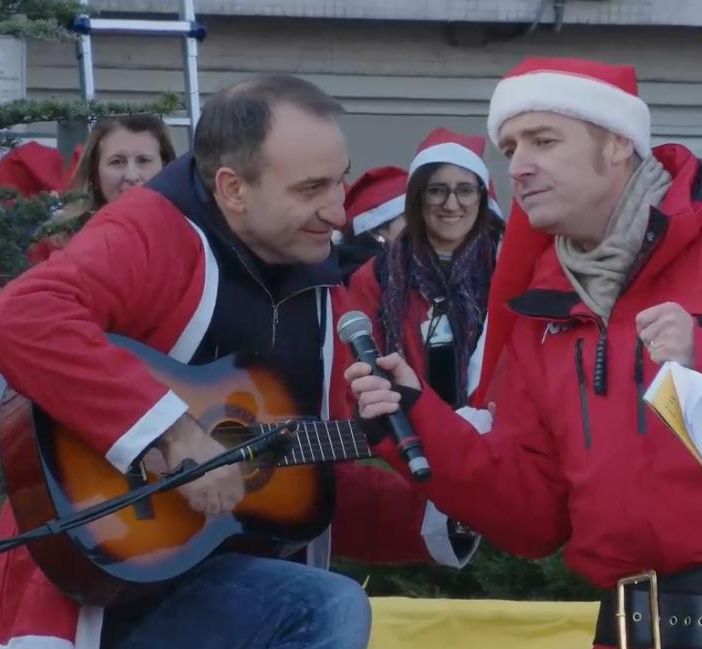 &quot;Millemila&quot; Babbi Natale in festa per i bambini del Regina Margherita. E il sindaco di improvvisa chitarrista