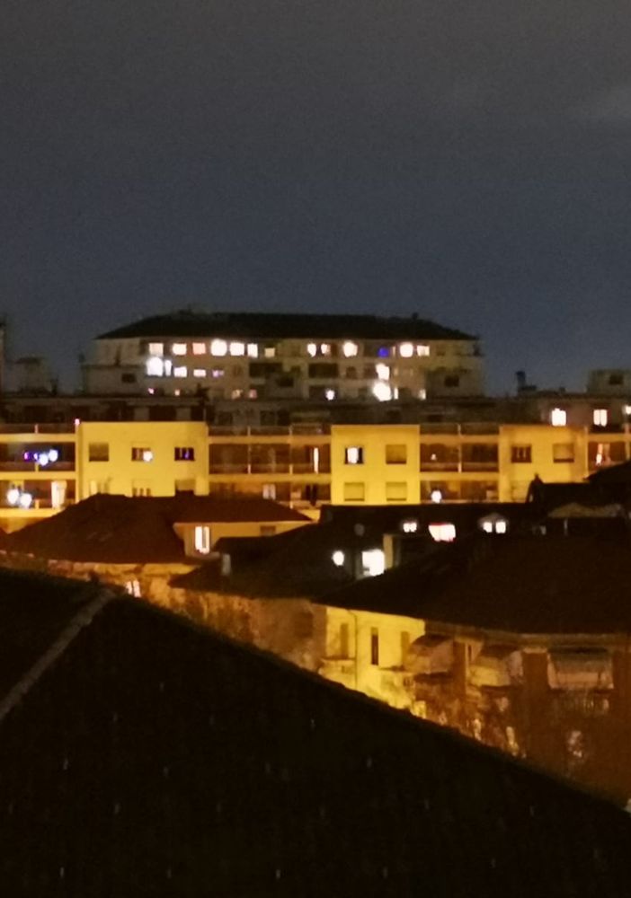 Migliaia di luci in balcone illuminano la notte di Torino: “Coronavirus, vinceremo noi” [VIDEO]