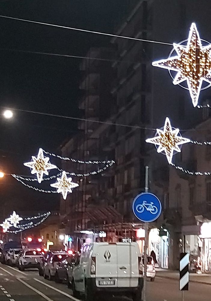Le luci di Natale illuminano via Nizza