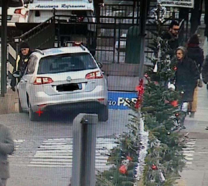 Sbaglia l'accesso al parcheggio sotterraneo di piazza Vittorio: liberato dal carro attrezzi