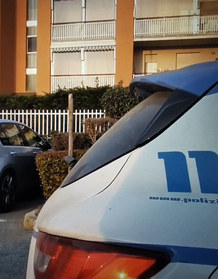 auto polizia con scritta 113 in primo piano