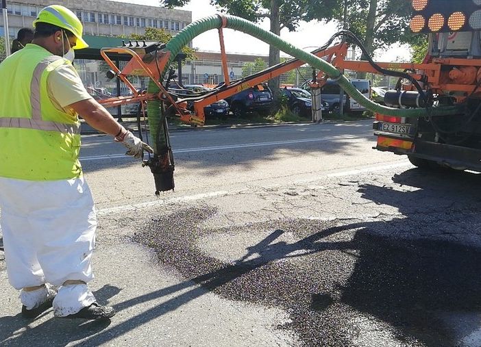 Manutenzioni stradali, la &quot;macchina tappabuche&quot; all'opera nelle Circoscrizioni 5 e 6