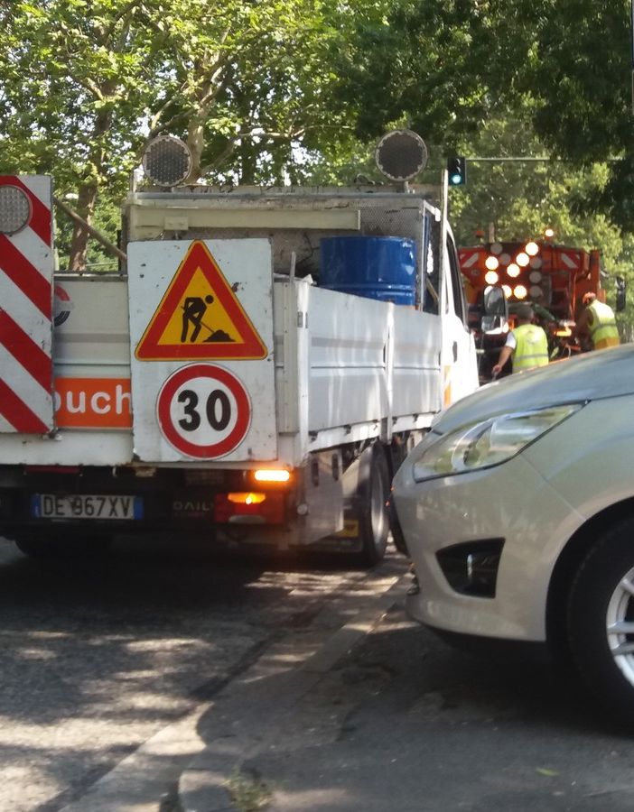 La macchina tappabuche all'opera sulle strade Mirafiori e Santa Rita